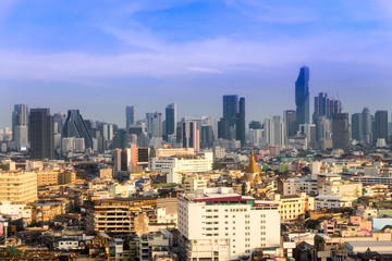 Fototapeta na wymiar cityscape Bangkok skyline, Thailand. Bangkok is metropolis and favorite of tourists live at between modern building / skyscraper, office building and Community residents with blue sky and cloud