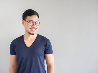 Obraz premium Shocked and surprised Asian man with eyeglasses looking at empty space.