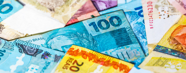 Fundo com cédulas de Real.