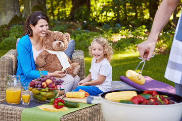 Family having grilled food © Photographee.eu