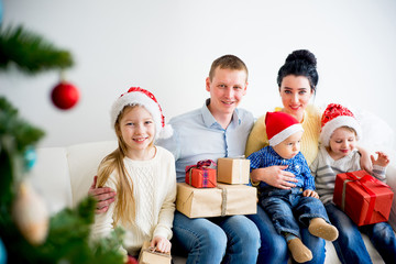 Obraz na płótnie Canvas Family celebrating christmas