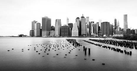 Obraz premium Manhattan skyline, black and white photo, view from Brooklyn, New York, USA
