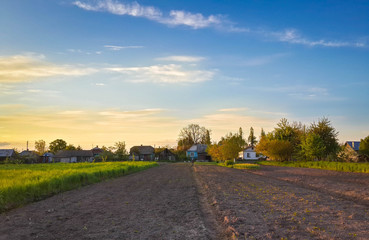 Obraz premium Beautiful evening countryside landscape before sunset