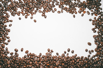 Fototapeta premium Palone ziarna kawy izolowane