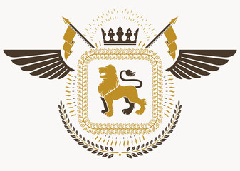 Obraz premium Vintage heraldry design template with bird wings, vector emblem created with wild lion illustration and imperial crown.