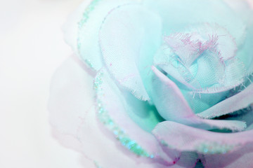 Abstrakter weicher pastelltürkisblauer und hellvioletter Textilrosenhintergrund © sangriana