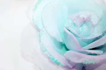 Abstrakter weicher pastelltürkisblauer und hellvioletter Textilrosenhintergrund © sangriana