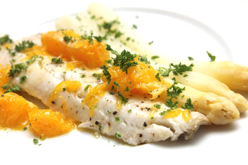 Zanderfilet mit Spargel und Orangenfiletstreifen
