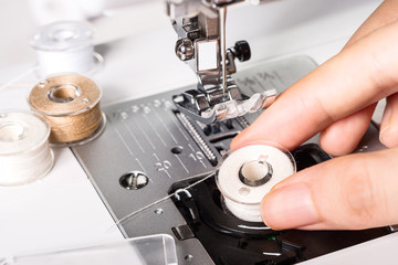 put the thread spool in the sewing machine