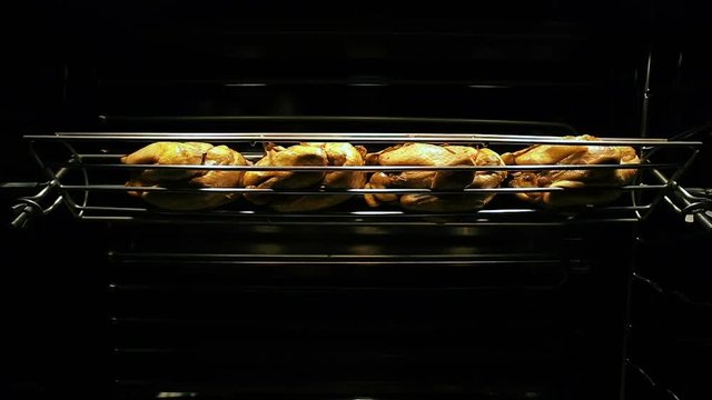 cuisson de poulets dans un r&ocirc;tissoire 