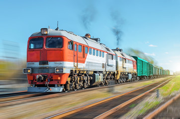 Obraz premium Pociąg towarowy rozmycie ruchu kolejowego nasypu kolejowego.