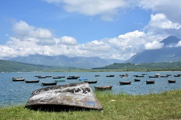 Lago di montagna con spiaggia