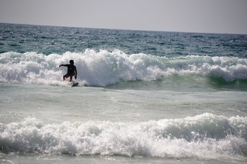 Ein Surfer - Surfbrett