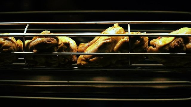 cuisson de poulets dans un r&ocirc;tissoire 