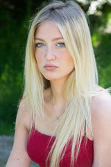 Naklejka premium bellissima raggazza bionda con occhi verdi in primo piano beauty 