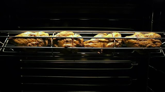 cuisson de poulets dans un r&ocirc;tissoire 