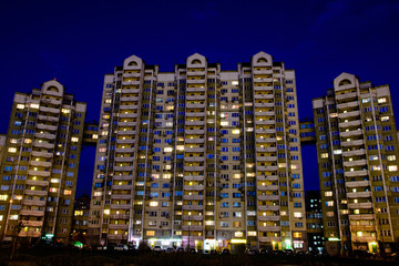 Fototapeta na wymiar Large apartment building at night