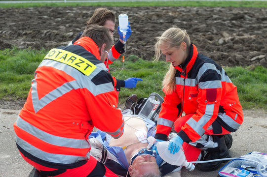 Rettungsdienst und Notarzt versorgen schwer kranken Mann an einer Einsatzstelle