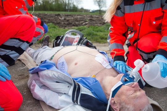 Rettungsdienst und Notarzt versorgen schwer kranken Mann an einer Einsatzstelle