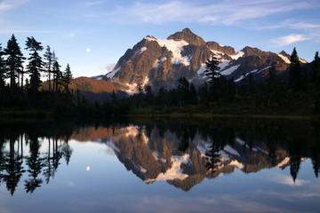 Fototapeta na wymiar Mt Shuksan Reflection Picture Lake North Cascade Mountains