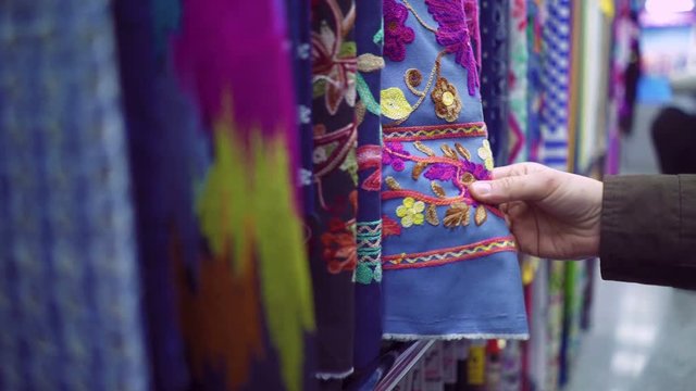 Различные цветные ткани в магазине