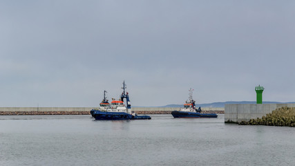 TUGS  © Wojciech Wrzesień