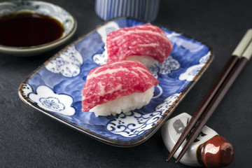 Traditionelles japanisches Wagyu Nigiri Sushi als close-up auf einem Teller