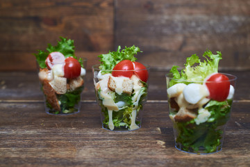 Green salad made of tomatoes, lettuce and crackers
