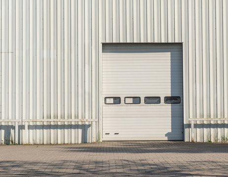 Weißes Rolltor einer Lagerhalle