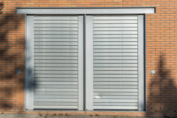 Rolltore eines Lagerhauses in silber