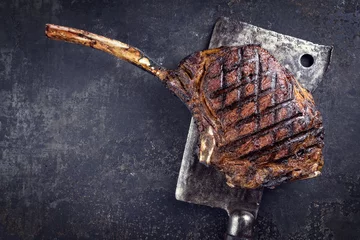 Poster Barbecue dry aged Wagyu Tomahawk Steak als close-up op oude metalen plaat © HLPhoto