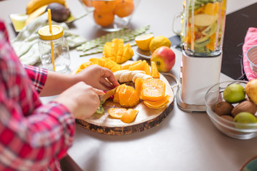 Frau in der küche (smoothie zubereitung)