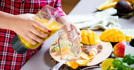 Frau in der küche (smoothie zubereitung)