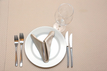 the table setting in restaurant