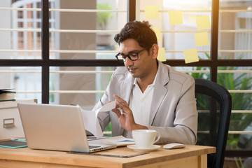 Obraz premium indian male typing resignation letter