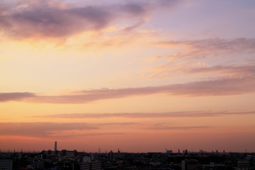 美しい空と都会の街並み