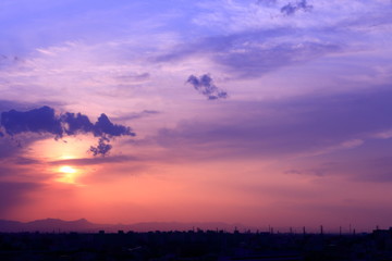 Fototapeta premium 美しい空と都会の街並み