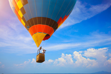 Naklejka premium Hot air balloon flying over the sea with photographer