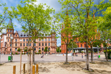 Wiesbaden, Dernsches Gelände. Links das Neue Rathaus, rechts die Marktkirche. Mai 2017. 