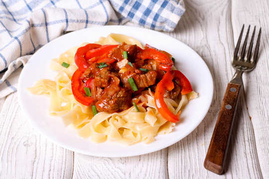 Pasta with Beef Stew with red pepper and green onoin