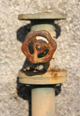 Rusty faucet with the old rust shut-off valve