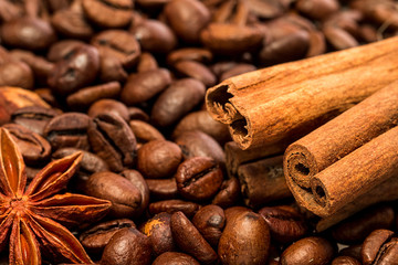 Obraz na płótnie Canvas Coffee beans and cinnamon sticks, closeup