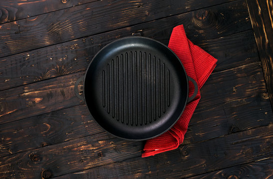 Vintage empty grill pan with red napkin