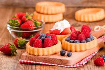 Tartlets with forest fruits. 