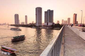 coucher de soleil sur la Chao Praya traversant Bangkok