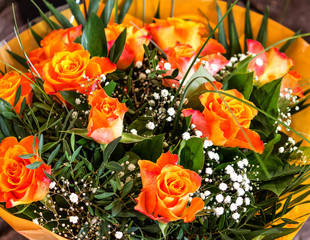 Blumenstrauß mit orange-golden Rosen