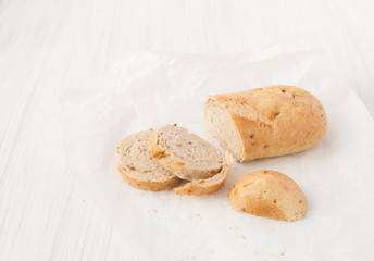 Fototapeta premium baked onion bread on white table