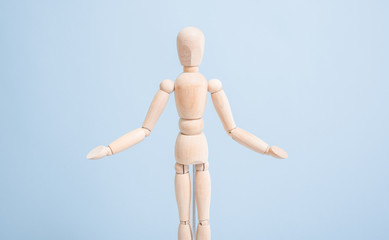 腕を広げる人形