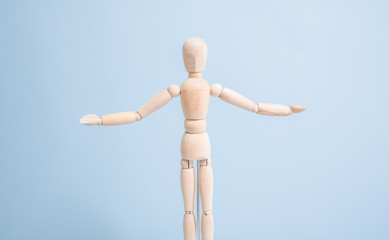 腕を広げる人形