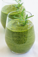 Green smoothie with ingredients